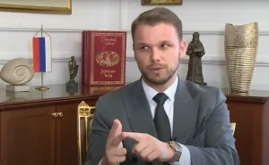 Iz kulture ništa posebno : DRAŠKO OPET IGRAO KOLO SA BABAMA (VIDEO) 